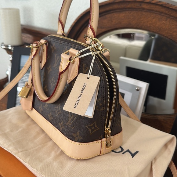 NEW! ALMA BB FROM THE BOUTIQUE! NEW MODEL WITH ADJUSTABLE STRAP! 2025 - Picture 5 of 17